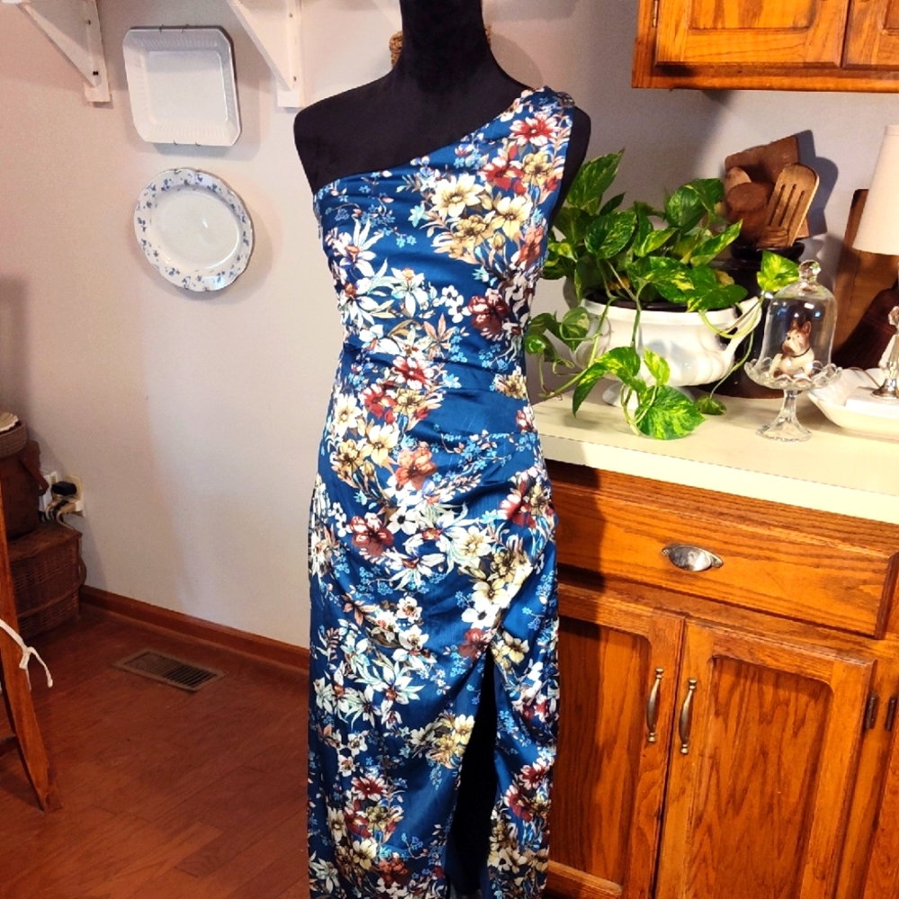 Lulu's Elegant Maxi Dress Size Small Floral With Beautiful Colors